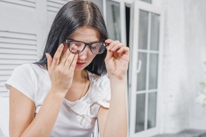 Prevenção à Covid-19: lágrimas e óculos podem ser vetores de transmissão do vírus 